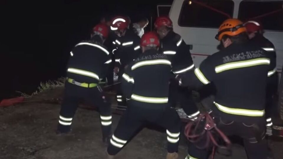 Микроавтобус упал с высоты около 80 метров