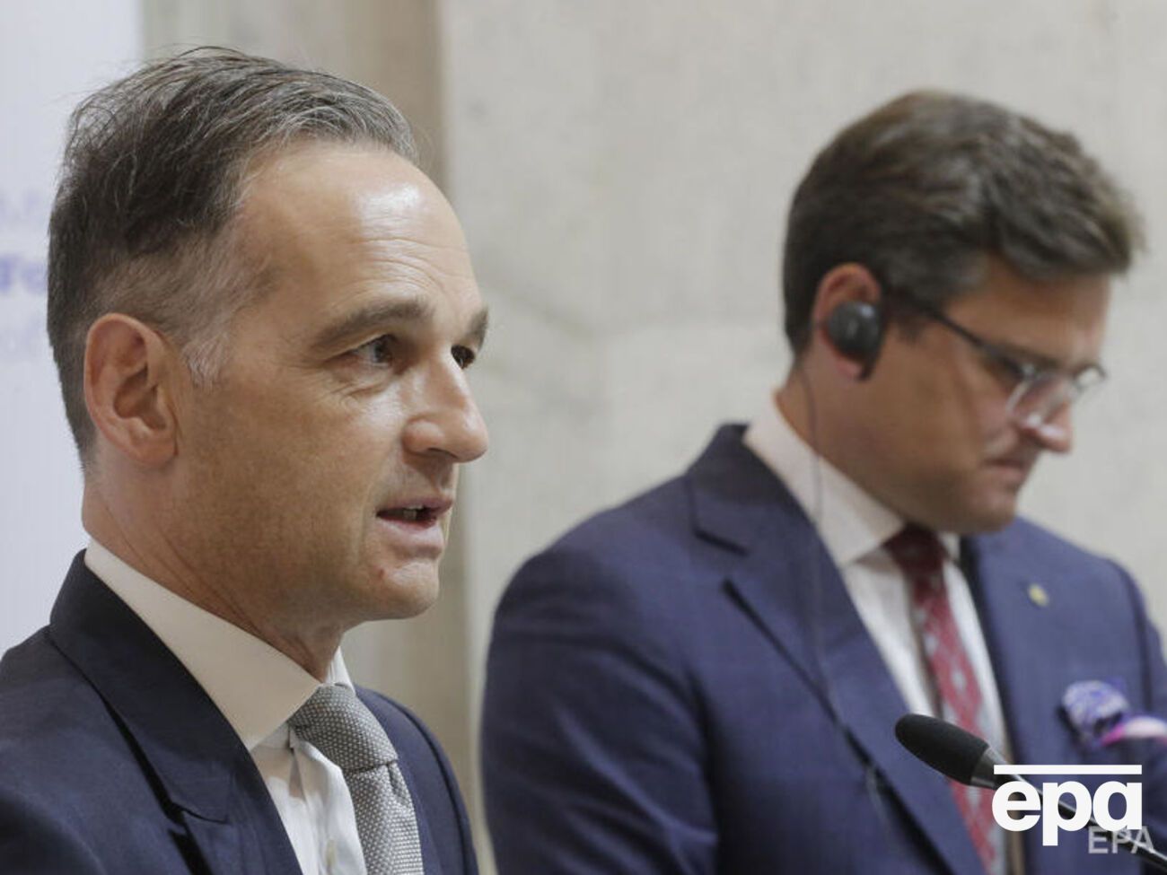 Кулеба (справа) обсудил с Маасом (слева) детали встречи глав МИД "Нормандской четверки"