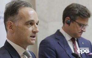 Кулеба (праворуч) обговорив із Маасом (ліворуч) деталі зустрічі глав МЗС "Нормандської четвірки"