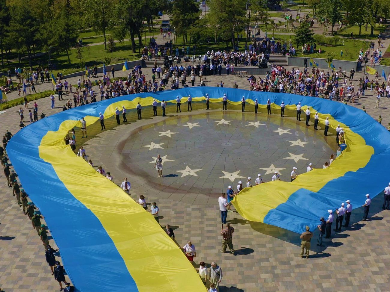 В Мариуполе 100-метровый флаг Украины показали с высоты птичьего полета. Фоторепортаж