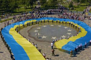 В Мариуполе 100-метровый флаг Украины показали с высоты птичьего полета. Фоторепортаж