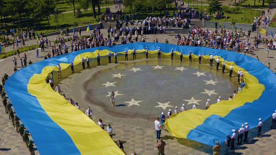 В Мариуполе 100-метровый флаг Украины показали с высоты птичьего полета. Фоторепортаж