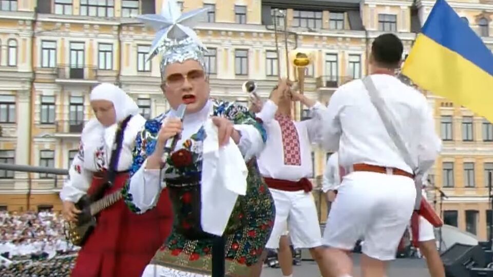 Песню "Там, де нас нема" "Океану Ельзи" исполнили хор и Верка Сердючка