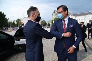 Украина заинтересована в демократической и независимой Беларуси, отметил Кулеба (справа) на встрече с Маасом