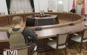 Николай Лукашенко появился на публике в бронежилете и с оружием