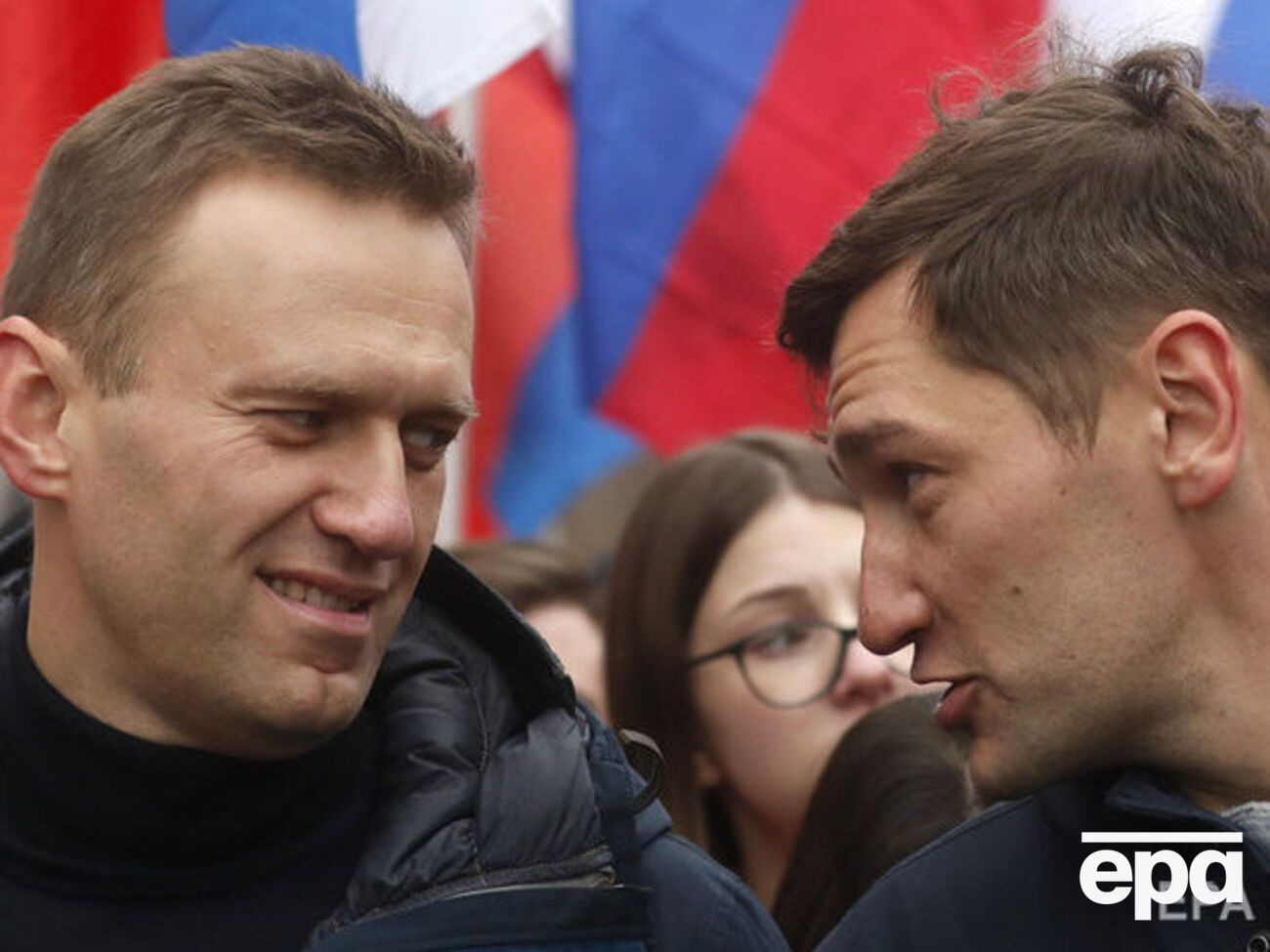 Олег Навальный (справа) считает, что Мураховский удерживал отравленного политика (слева) по заданию силовиков