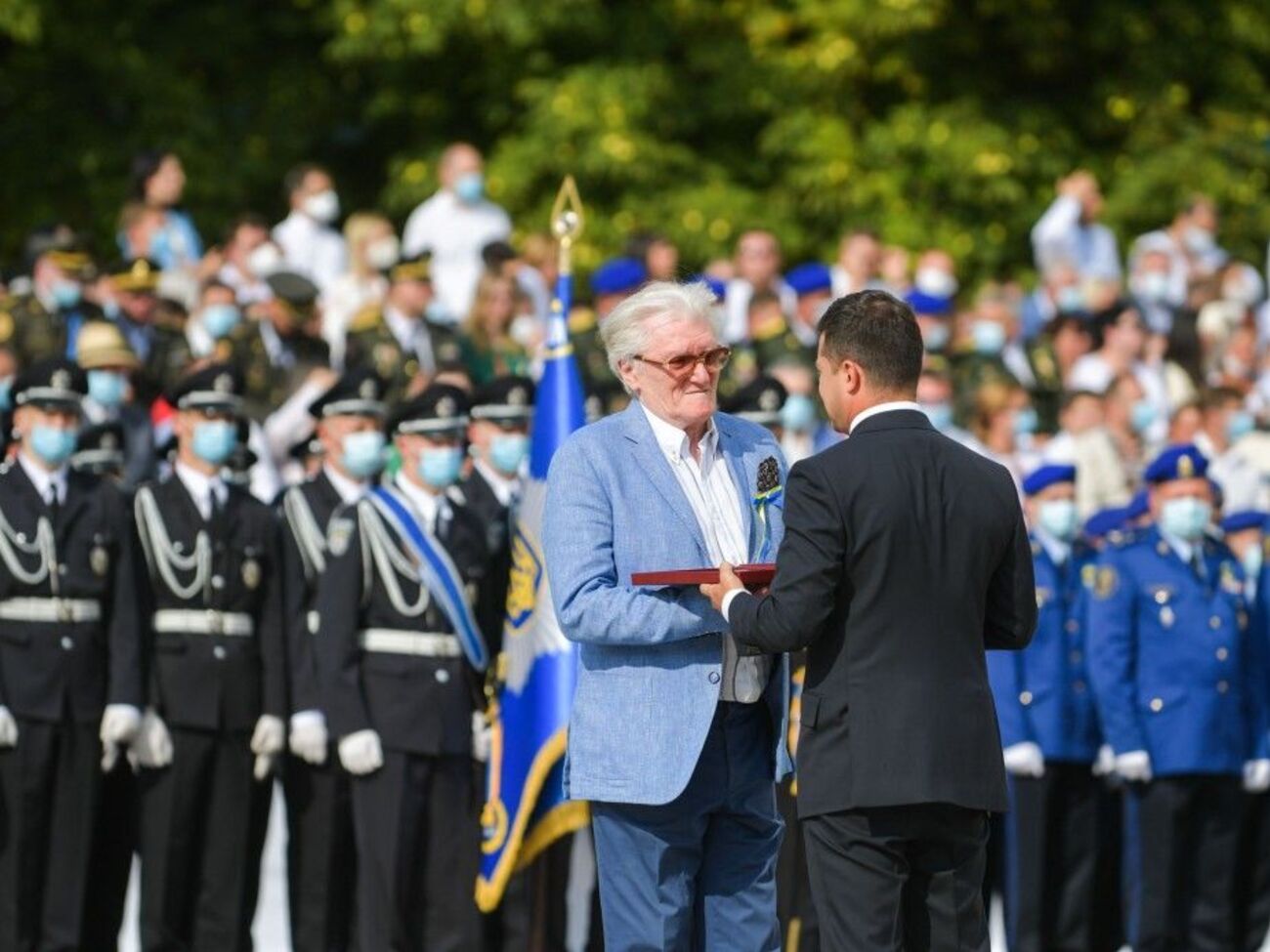 Президент України Володимир Зеленський 24 серпня на Софійській площі Києва вручає нагороду поету і драматургу Юрієві Рибчинському