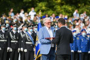 Президент України Володимир Зеленський 24 серпня на Софійській площі Києва вручає нагороду поету і драматургу Юрієві Рибчинському