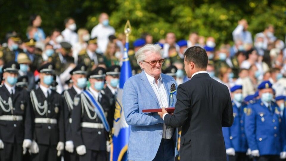 Президент України Володимир Зеленський 24 серпня на Софійській площі Києва вручає нагороду поету і драматургу Юрієві Рибчинському
