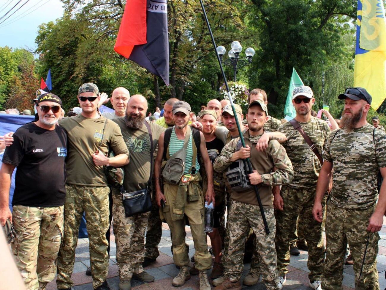 Афанасьев (третий справа):&nbsp;Сейчас налоговая стала действительно работать как сервисный центр &ndash; они оказывают помощь, объясняют