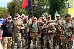 Афанасьев (третий справа): Сейчас налоговая стала действительно работать как сервисный центр – они оказывают помощь, объясняют