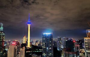 Телебашня в Куала-Лумпуре засияла национальными цветами Украины