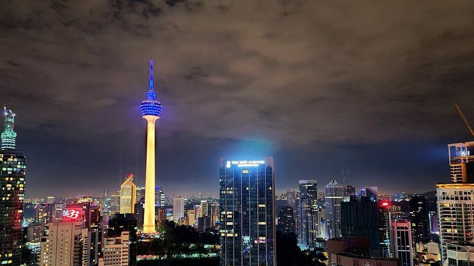 Телебашня в Куала-Лумпуре засияла национальными цветами Украины