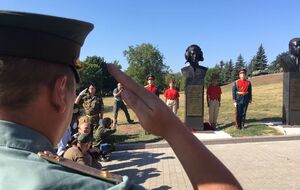 Бюст Гиви установили рядом с бюстом Кобзона