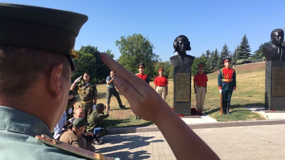 Бюст Гіві встановили поряд із бюстом Кобзона