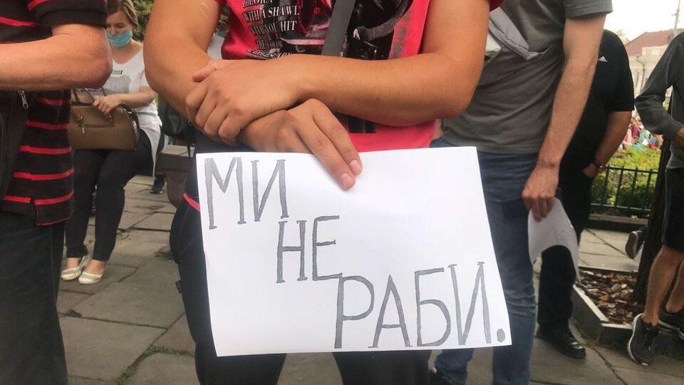 Акция протеста проходила возле мэрии Черновцов