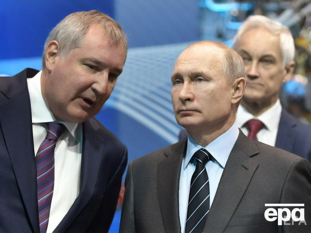 Рогозин и Путин во время визита на предприятие НПО "Энергомаш", разрабатывающее и производящее жидкостные ракетные двигатели для космических ракет-носителей (Химки Московской области, Россия)