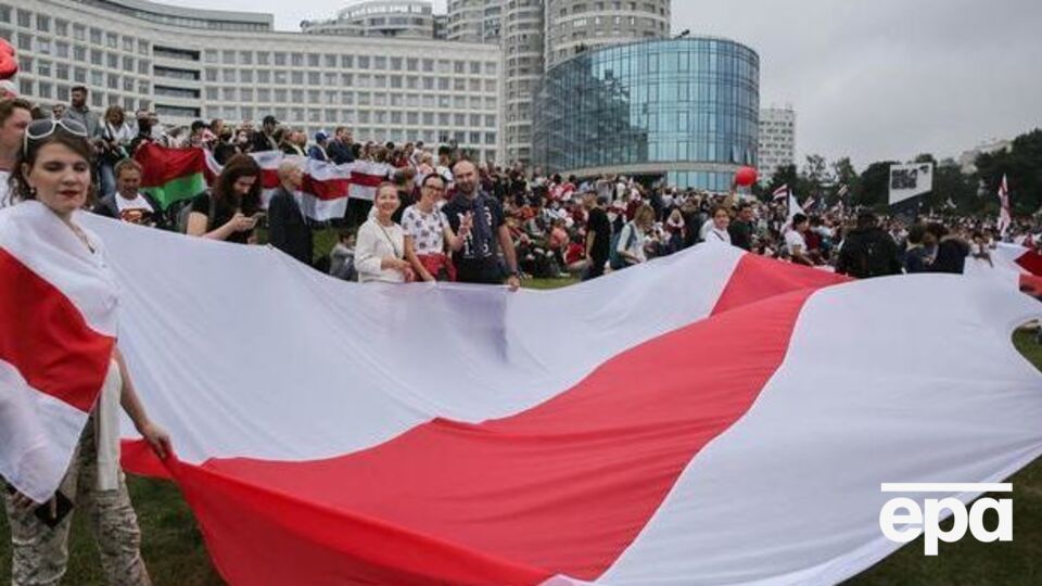 Мисюра украсил свою фотографию в Facebook бело-красно-белым флагом