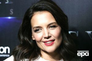 После развода с Крузом Холмс одна воспитывает дочь