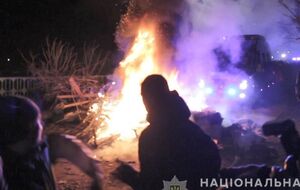 Жителі Нових Санжарів закидали автобуси з евакуйованими українцями камінням