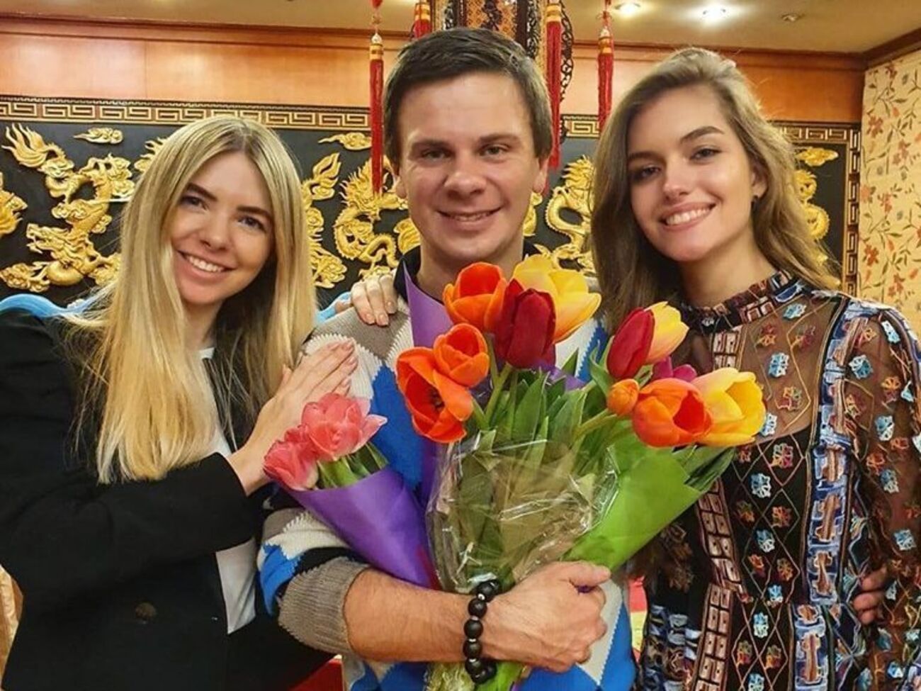 Сестра Комарова (на фото слева) ждет ребенка