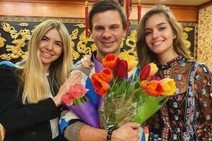 Сестра Комарова (на фото слева) ждет ребенка