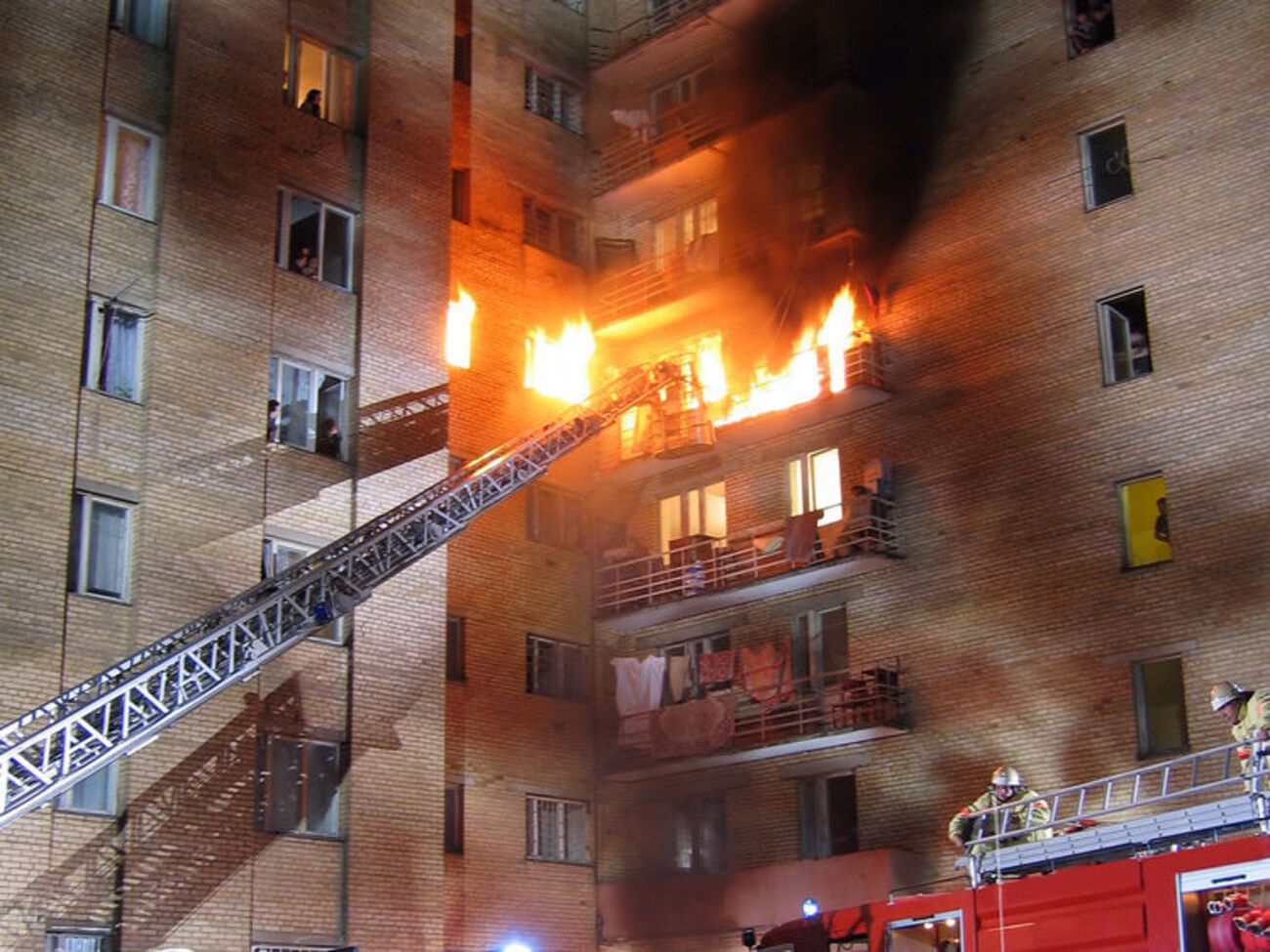 Из дома, где случился взрыв, спасены 16 людей