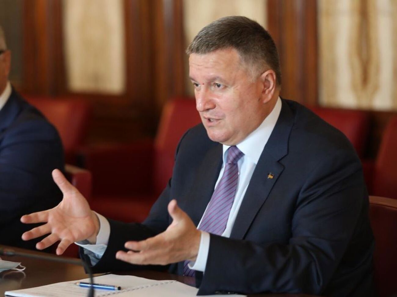 Аваков повідомив, що двох підозрюваних у підпалі авто "Схем" оголосили в розшук