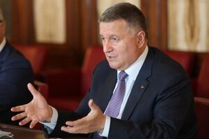 Аваков повідомив, що двох підозрюваних у підпалі авто "Схем" оголосили в розшук