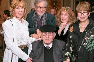 Отец Стивена, Энн, Сью и Нэнси Спилбергов скончался естественной смертью