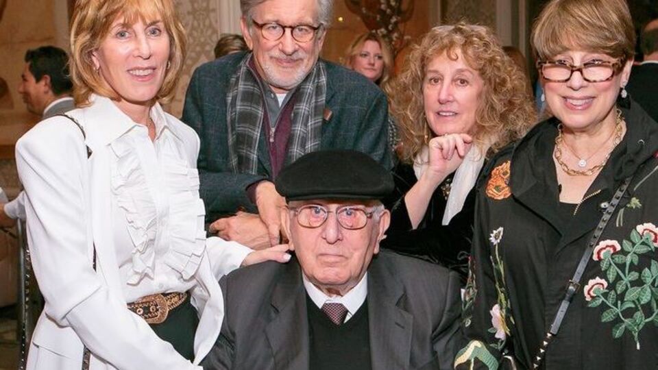 Отец Стивена, Энн, Сью и Нэнси Спилбергов скончался естественной смертью