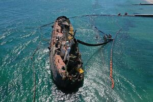 Танкер Delfi затонул возле пляжа в Одессе во время шторма в ноябре 2019 года