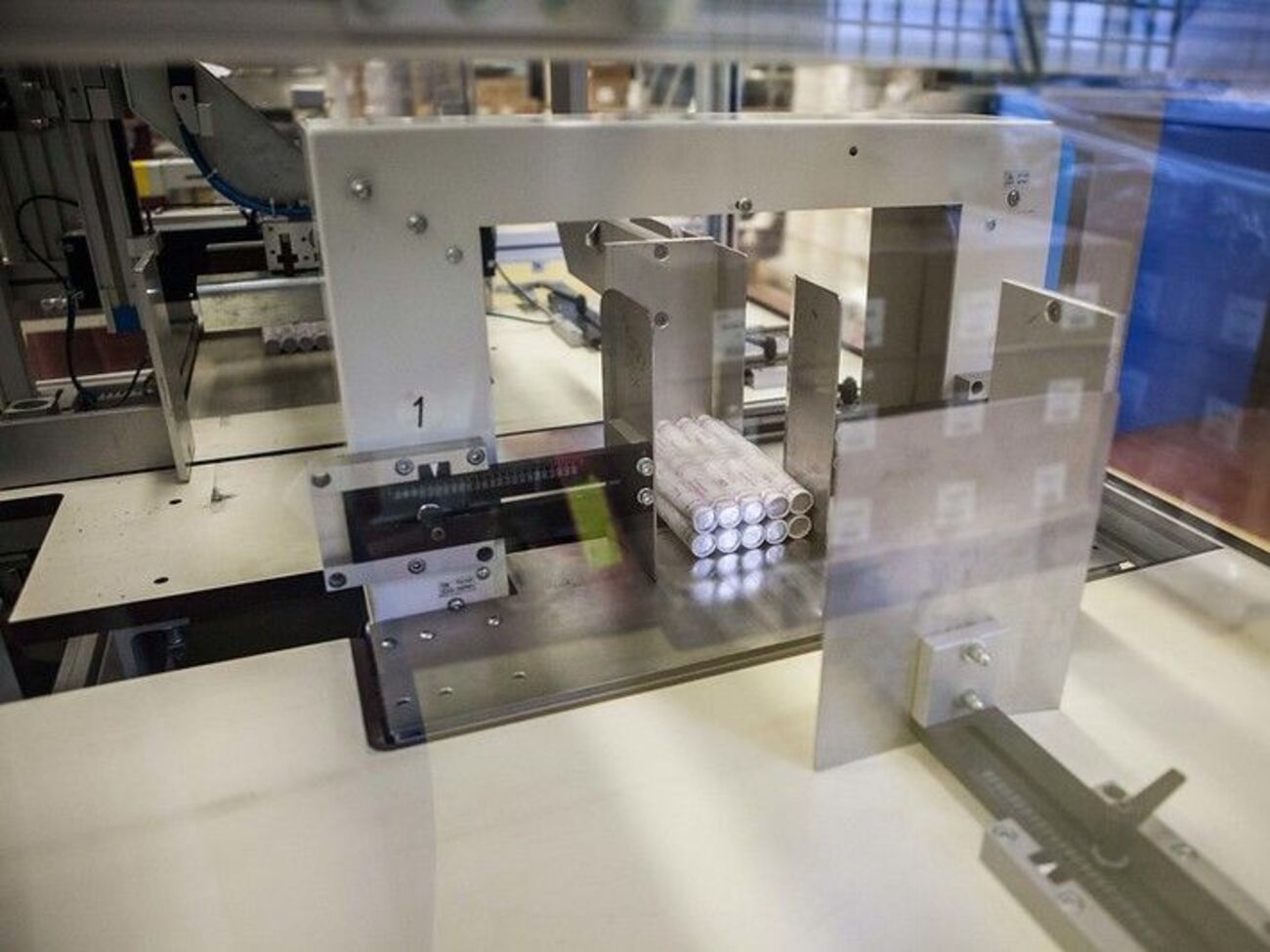 На аверсе монеты изображено поле подсолнухов с одним перебитым цветком, который символизирует раненого воина