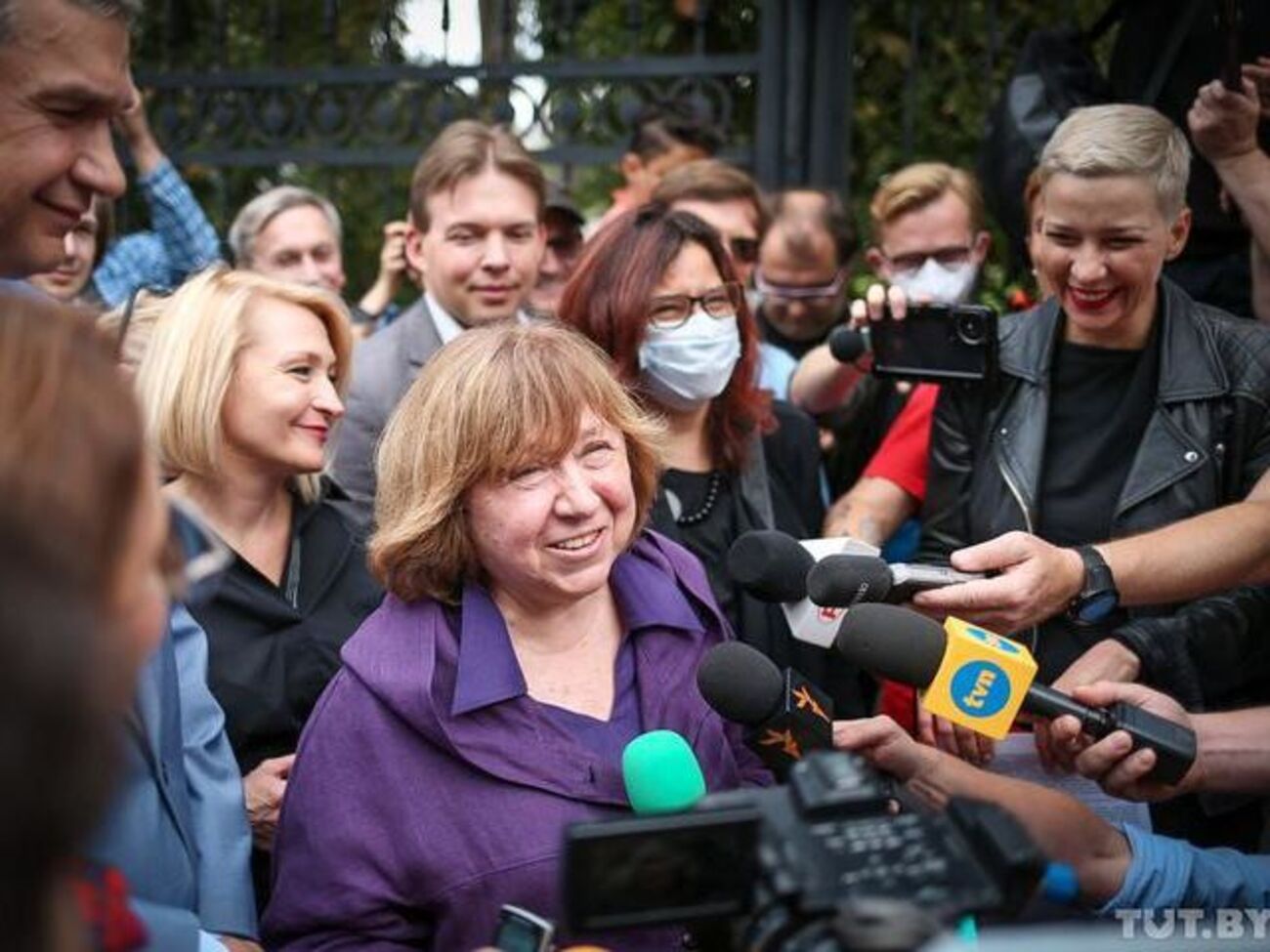 Люди зустріли Алексієвич оплесками