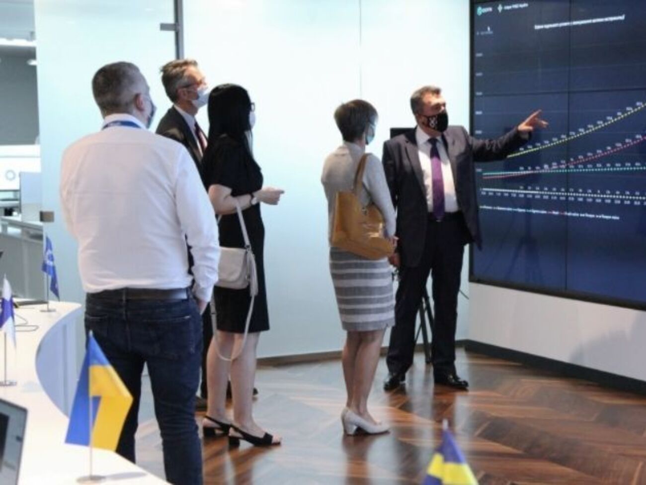 В связи с новыми угрозами важно объединение усилий государств-партнеров, отметил Данилов (справа)