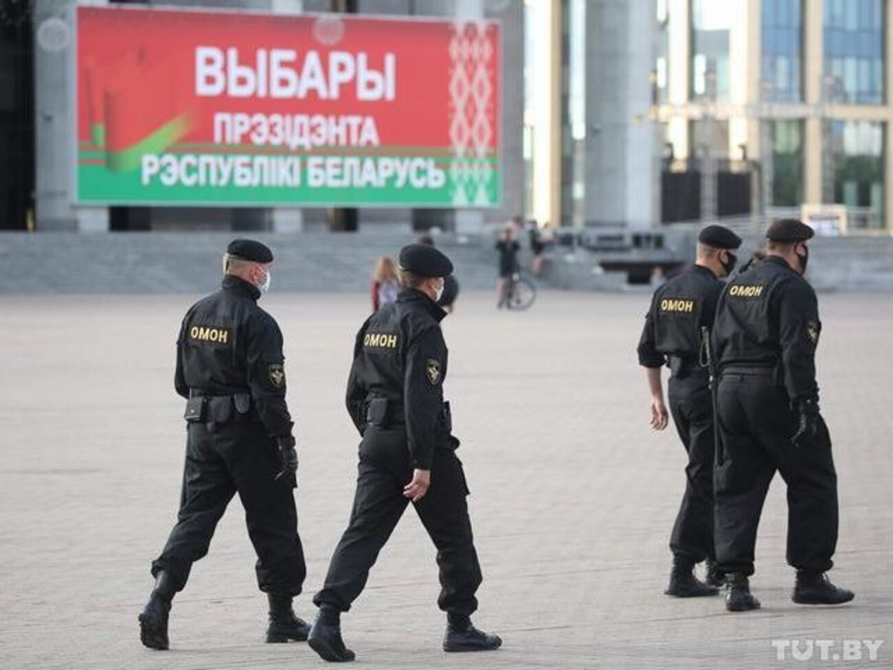 Силовики в Мінську били протестувальників в автозаку
