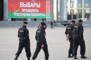 Силовики в Мінську били протестувальників в автозаку