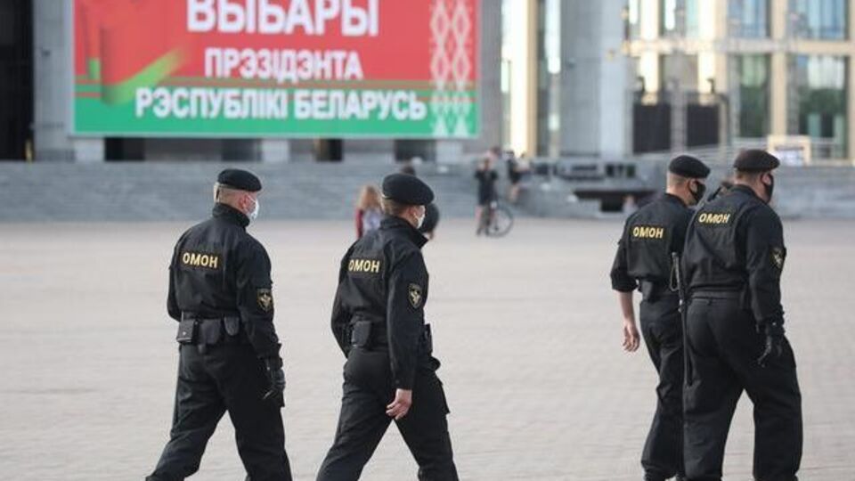 Силовики в Мінську били протестувальників в автозаку