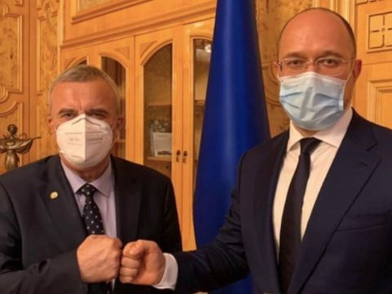 Загородний (слева) рассказал главе правительства о важности создания при президиуме НАНУ научно-технического совета