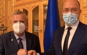 Загородний (слева) рассказал главе правительства о важности создания при президиуме НАНУ научно-технического совета