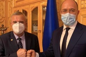 Загородній (зліва) розповів главі уряду про важливість створення при президії НАН науково-технічної ради