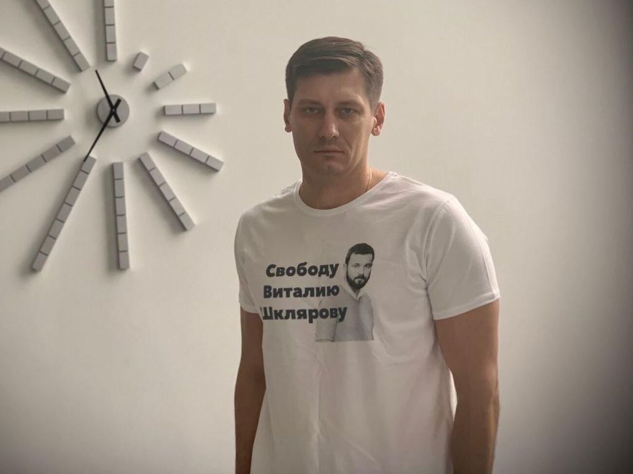 Шкляров до сих пор в минском СИЗО, вместе с ним схваченные на улицах люди. Заложников Колин папа умеет брать лучше, чем автомат