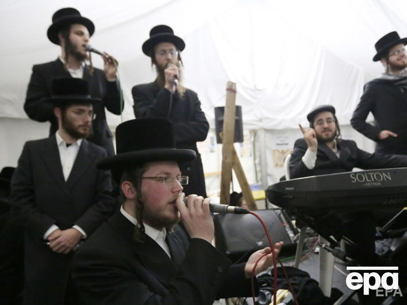 Издание Ynet News сообщало, что 12 приехавших в Украину хасидов не пустили в страну (архив)