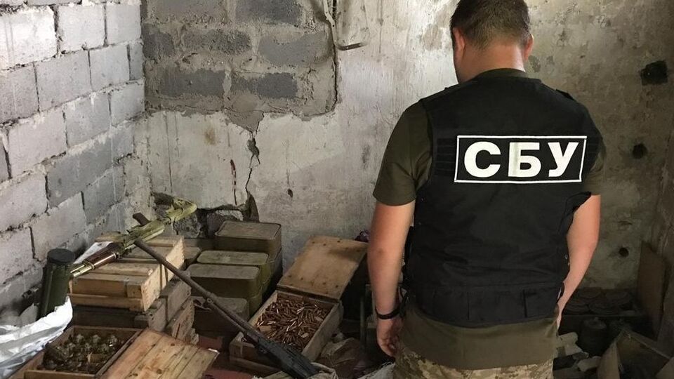 Наразі правоохоронці встановлюють осіб, які облаштували виявлений схрон