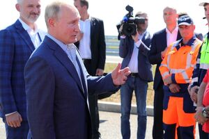 В Крыму Путин присутствовал на открытии нового участка дороги