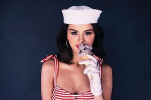 Гомес предстала в роли продавщицы мороженого