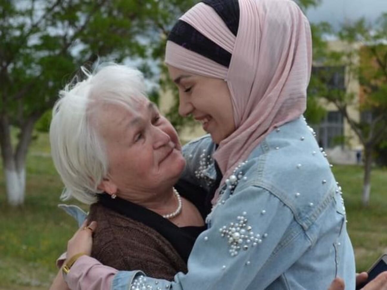 С жены крымского активиста Асанова Айше (справа) сняты все обвинения