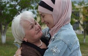 С жены крымского активиста Асанова Айше (справа) сняты все обвинения