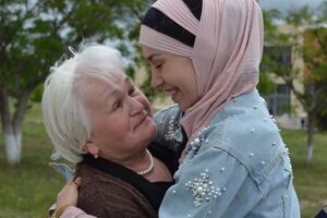 С жены крымского активиста Асанова Айше (справа) сняты все обвинения