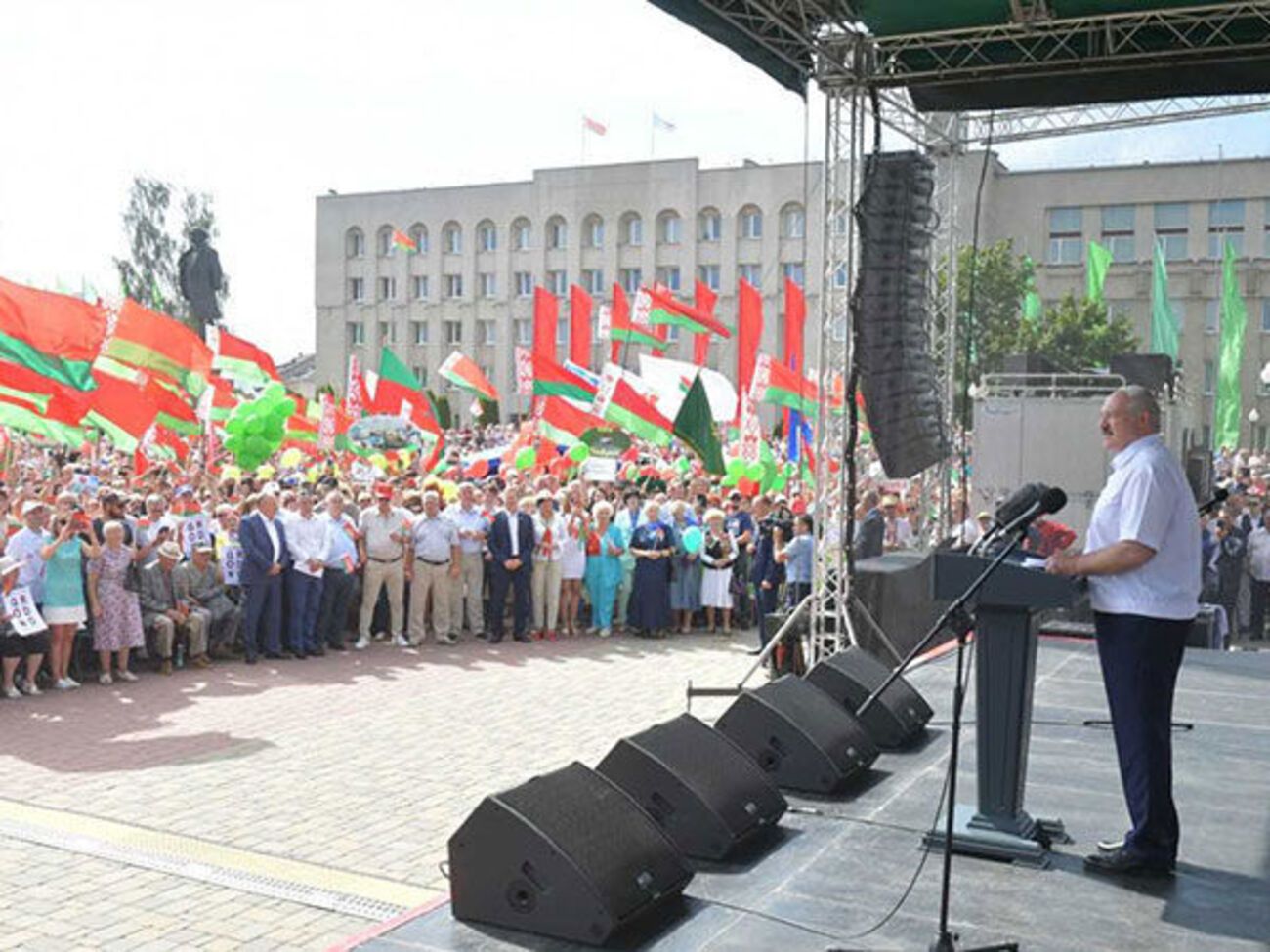 Чтобы получить поддержку на митингах, о которой Лукашенко заявил, за него ежедневно на улицы должно было выходить 250 тыс. человек